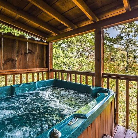 View! Cozy, Private, Fireplace, Hot Tub Log Cabin, Honeymoon! Sevierville Eksteriør billede