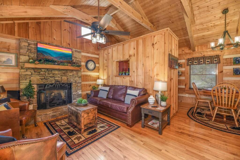 View! Cozy, Private, Fireplace, Hot Tub Log Cabin, Honeymoon! Sevierville Eksteriør billede