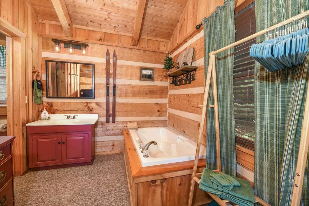 View! Cozy, Private, Fireplace, Hot Tub Log Cabin, Honeymoon! Sevierville Eksteriør billede