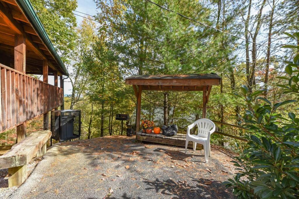View! Cozy, Private, Fireplace, Hot Tub Log Cabin, Honeymoon! Sevierville Eksteriør billede
