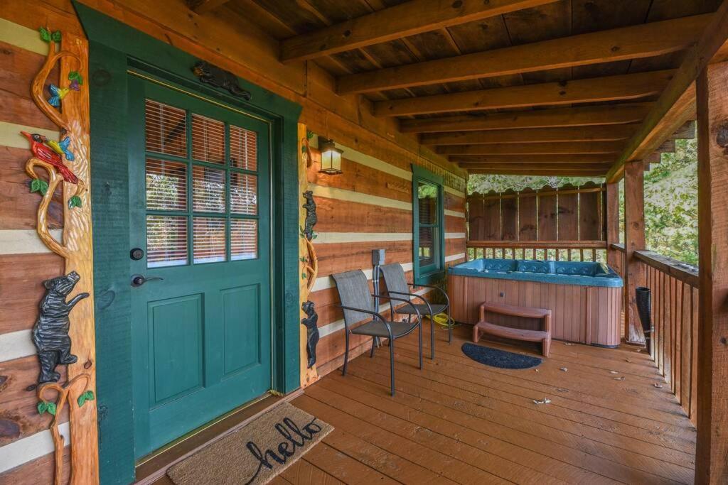 View! Cozy, Private, Fireplace, Hot Tub Log Cabin, Honeymoon! Sevierville Eksteriør billede