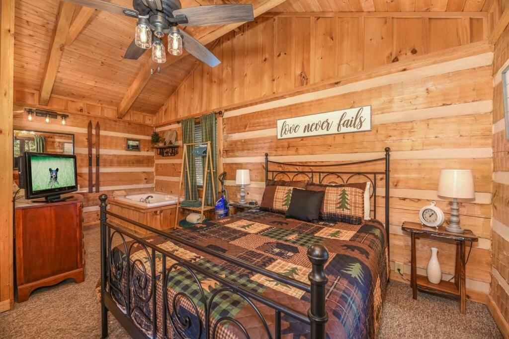 View! Cozy, Private, Fireplace, Hot Tub Log Cabin, Honeymoon! Sevierville Eksteriør billede