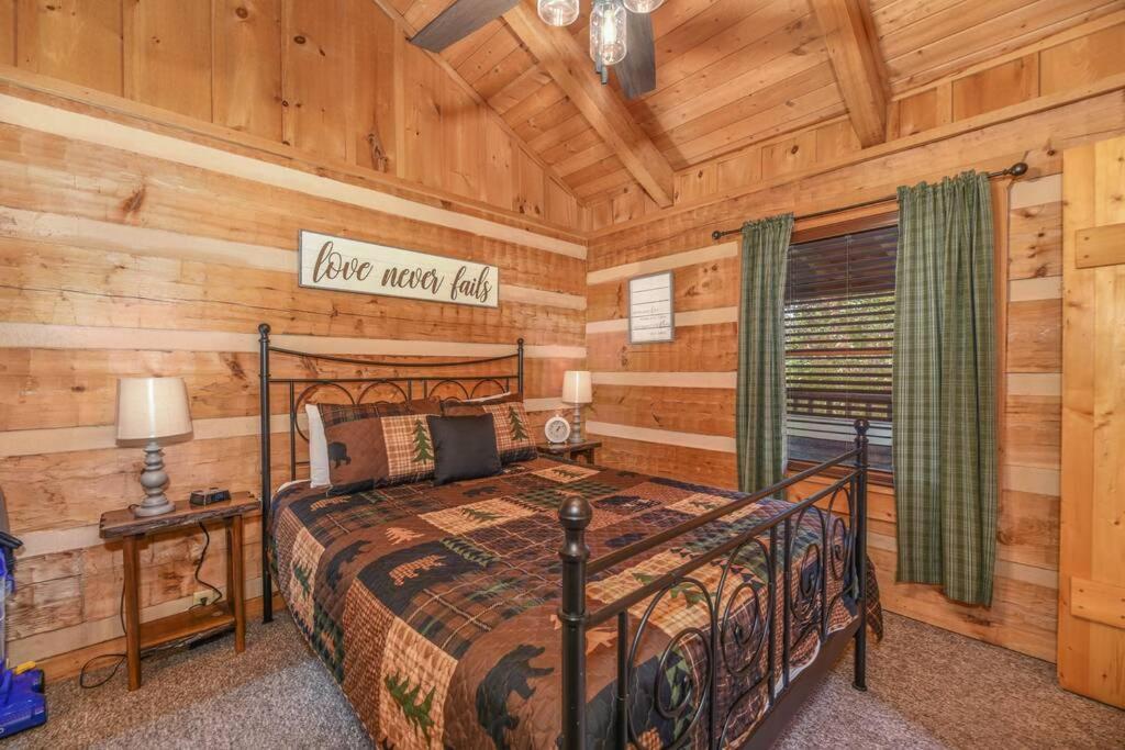 View! Cozy, Private, Fireplace, Hot Tub Log Cabin, Honeymoon! Sevierville Eksteriør billede