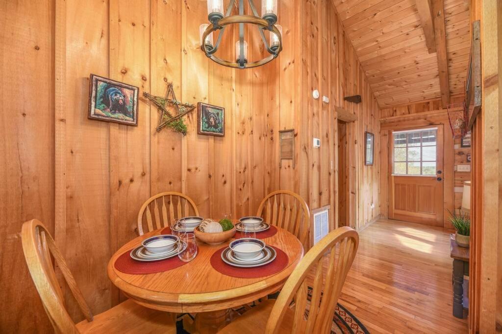 View! Cozy, Private, Fireplace, Hot Tub Log Cabin, Honeymoon! Sevierville Eksteriør billede