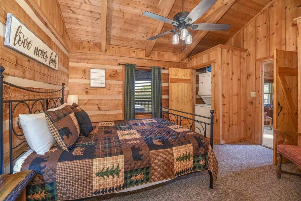 View! Cozy, Private, Fireplace, Hot Tub Log Cabin, Honeymoon! Sevierville Eksteriør billede