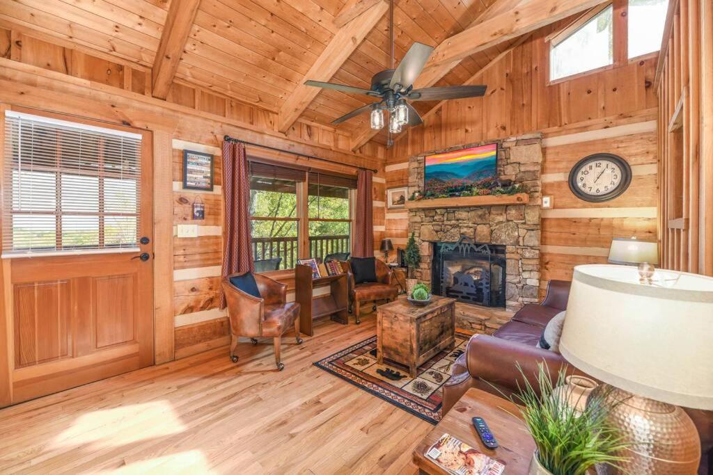 View! Cozy, Private, Fireplace, Hot Tub Log Cabin, Honeymoon! Sevierville Eksteriør billede