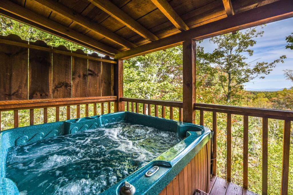 View! Cozy, Private, Fireplace, Hot Tub Log Cabin, Honeymoon! Sevierville Eksteriør billede