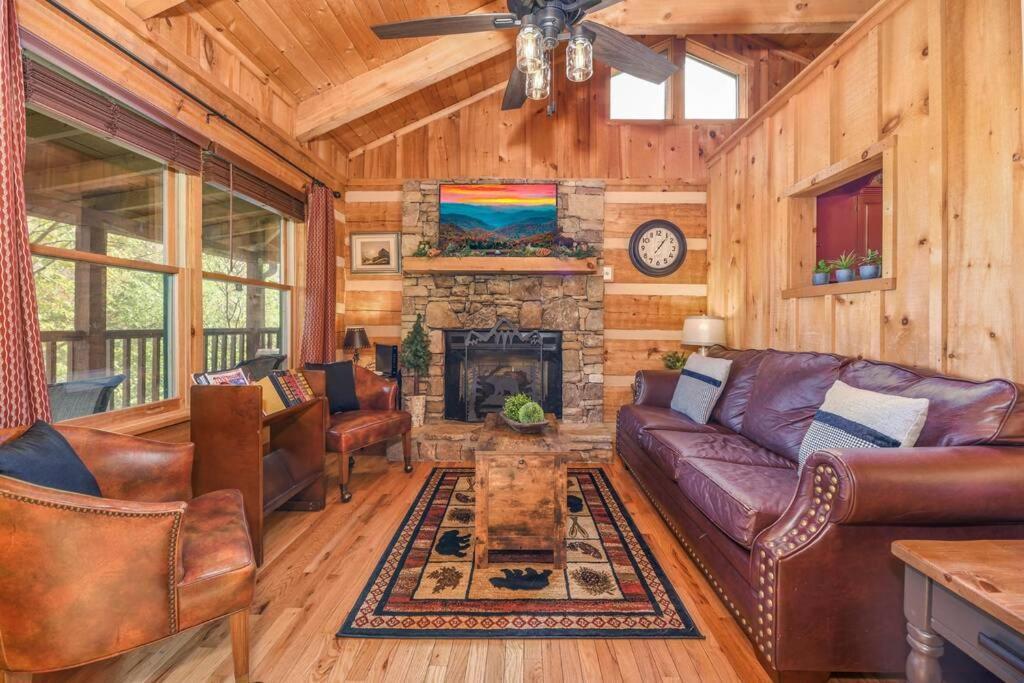 View! Cozy, Private, Fireplace, Hot Tub Log Cabin, Honeymoon! Sevierville Eksteriør billede