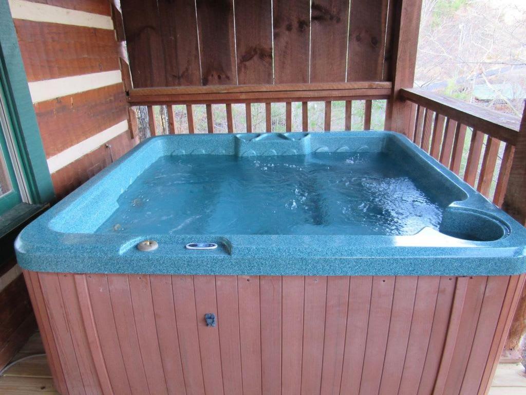 View! Cozy, Private, Fireplace, Hot Tub Log Cabin, Honeymoon! Sevierville Eksteriør billede