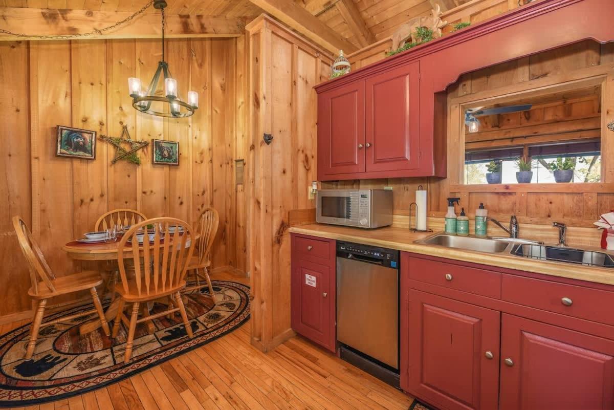 View! Cozy, Private, Fireplace, Hot Tub Log Cabin, Honeymoon! Sevierville Eksteriør billede