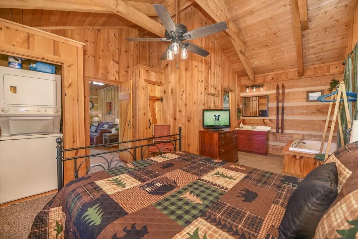 View! Cozy, Private, Fireplace, Hot Tub Log Cabin, Honeymoon! Sevierville Eksteriør billede