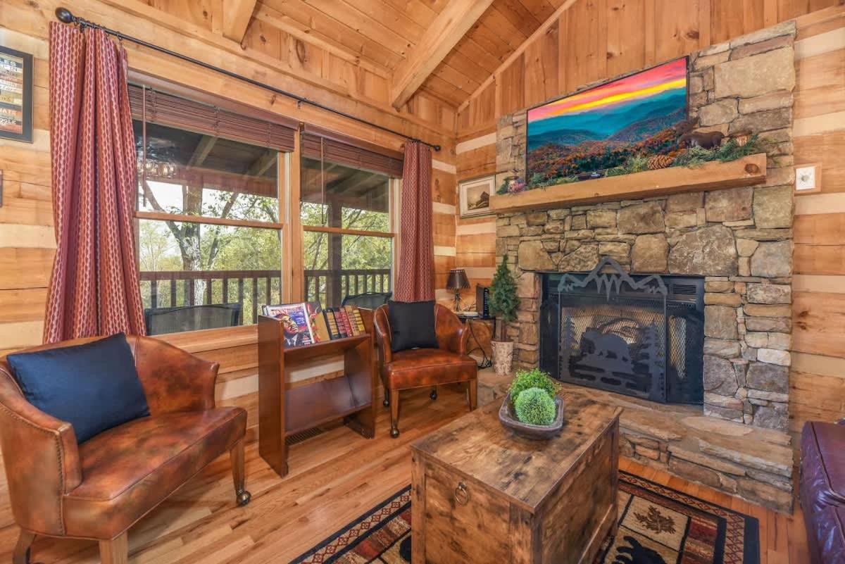 View! Cozy, Private, Fireplace, Hot Tub Log Cabin, Honeymoon! Sevierville Eksteriør billede