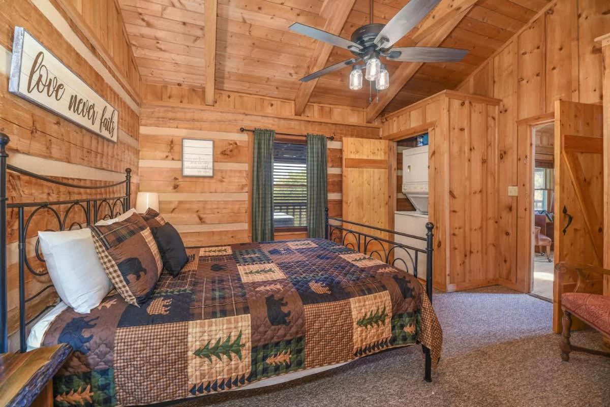 View! Cozy, Private, Fireplace, Hot Tub Log Cabin, Honeymoon! Sevierville Eksteriør billede